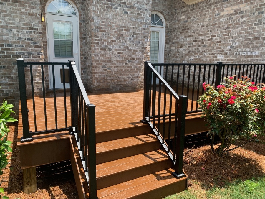 Trex Select Saddle Composite decking with Trex Signature aluminum railing